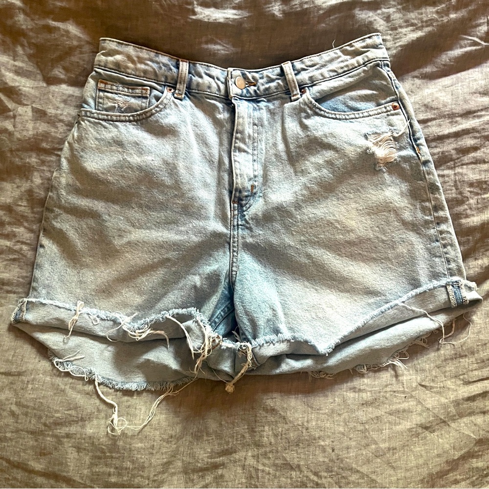 H&M Women’s Size 8 Distressed Denim Shorts